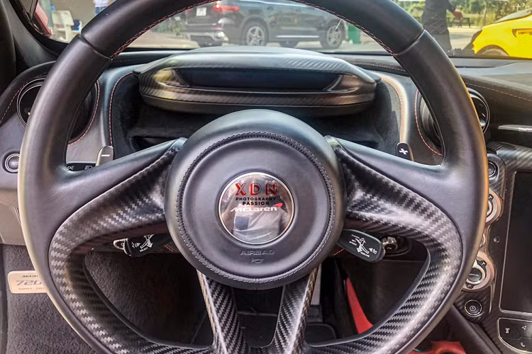 Ống xả trên siêu xe McLaren 720S đặt cao hơn so với đàn anh là McLaren 650S và có dạng hình tròn. La-zăng của các siêu xe McLaren 720S Coupe có 2 tuỳ chọn cơ bản là hợp kim 5 chấu kép thiết kế hình chữ hay hay nan hoa và 5 chấu kép đơn giản. Các la-zăng này được sơn đen nhám hoặc có thêm hoạ tiết màu trắng tạo điểm nhấn. Mở cửa cánh bướm và bước vào bên trong siêu xe McLaren 720S, người lái sẽ thấy không gian nội thất được thiết kế theo phong cách tối giản. Phần lớn các nút điều khiển đều hướng về phía người lái. Điểm nhấn nổi bật nhất của nội thất là bảng đồng hồ độc đáo có thể gập xuống.