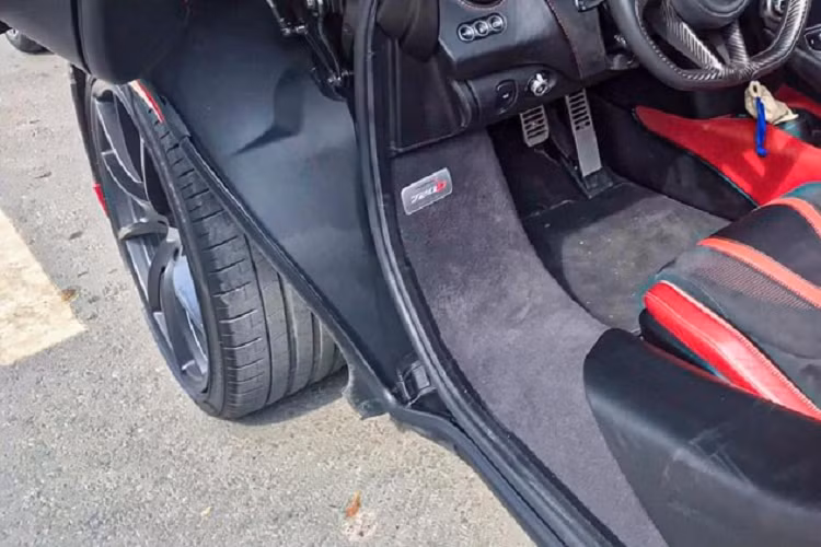 McLaren 720S có tên mã "P14" và chính thức thay thế cho các dòng Super Series thế hệ đầu tiên mang mã "P11" bao gồm các phiên bản 12C, 650S và 675LT. Lúc mới ra mắt, siêu xe 720S đã có hơn 1.500 đơn đặt hàng của các đại gia trên thế giới. Ở thiết kế, siêu xe McLaren 720S mới về Đồng Nai có ngoại hình ấn tượng với đầu xe xuất hiện cụm đèn pha dạng LED và dải đèn LED định vị ban ngày. Hốc đèn pha còn đóng vai trò truyền luồng không khí đến bên sườn xe và phần bên dưới của đầu xe xuất hiện cánh lướt gió chống nâng để giúp siêu xe này vận hành ổn định ở tốc độ cao.