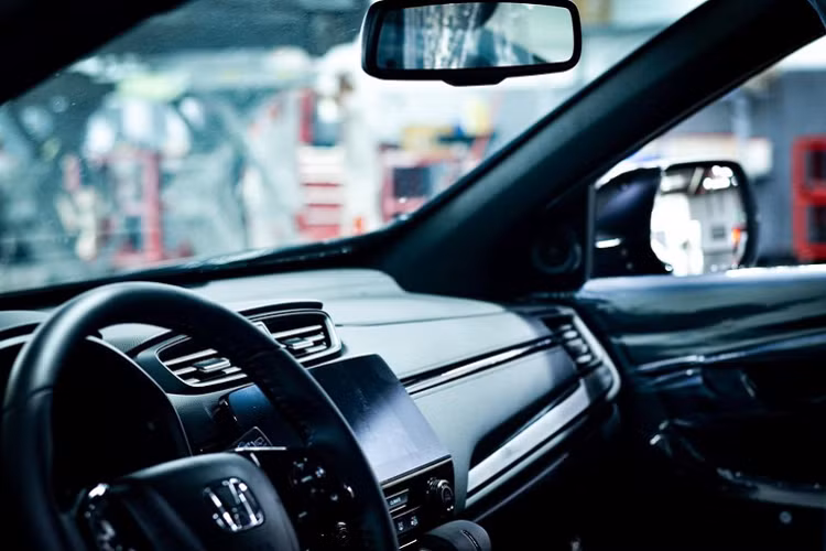 Giá xe Honda CR-V LSE 2021 bán ra 1,138 tỷ đồng tại Việt Nam – cao hơn phiên bản L cao cấp 20 triệu đồng. Nhìn chung, giá chênh khoảng 20 triệu đồng với nhiều chi tiết màu sơn đen khá hợp lý với nhiều khách hàng đòi hỏi phong cách mạnh mẽ, cá tính.