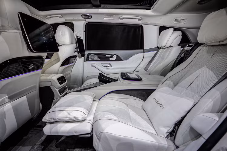 Mercedes-Maybach GLS 600 4MATIC được ưu ái trang bị hệ thống treo khí nén AIRMATIC với công nghệ E-ACTIVE BODY CONTROL thông minh. Đây là hệ thống treo tân tiến nhất trên thế giới cho phép điều chỉnh độc lập độ cao và độ cứng/mềm ở từng bánh xe. Hệ thống có khả năng “quét” dữ liệu mặt đường (ROAD SURFACE SCAN) để đi trước một bước trong việc tinh chỉnh hệ thống treo nhằm mang đến sự êm ái tối thượng. Với tính năng đọc góc cua (CURVE Inclination), xe có thể nghiêng nhẹ 3° về phía trong góc cua tương tự như mô tô để giảm quán tính trượt, qua đó tăng sự dễ chịu cho hành khách. 