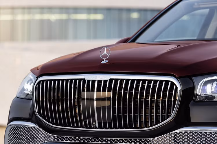 Dựa trên khung gầm cỡ lớn của GLS, Mercedes-Maybach GLS mang đến một không gian rộng rãi cực kỳ hào phóng dành cho 4 người, đặc biệt là 2 ghế thương gia phía sau. Sự xuất hiện của những chi tiết mạ chrome tráng lệ và thiết kế mâm xe 23 inch đa chấu tạo ra hình ảnh trang trọng, quyền uy nhưng vẫn hiện đại dành cho Mercedes-Maybach GLS. Mở màn cho sự hiện diện tại mỗi địa điểm chiếc xe đặt chân đến là lưới tản nhiệt cỡ lớn uy lực hòa phối với các nan dọc lịch thiệp. 
