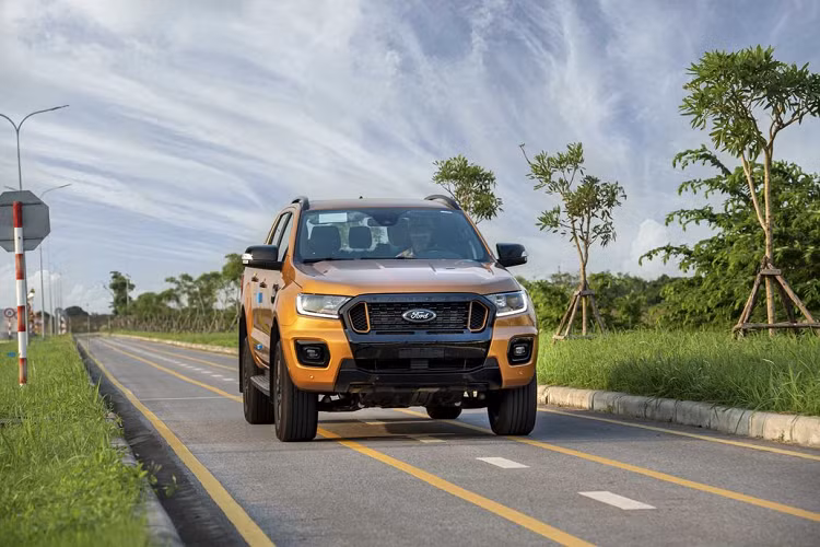  2. Ford Ranger Vị trí thứ 2 thuộc về chiếc bán tải tới từ thương hiệu ôtô Mỹ. Đây là chiếc xe bán tải bán chạy nhất tại Vương quốc Anh. Ford Ranger được đánh giá cao nhờ thiết kế thể thao, khoẻ khoắn cùng hiệu suất động cơ mạnh mẽ và khả năng vận hành ổn định.