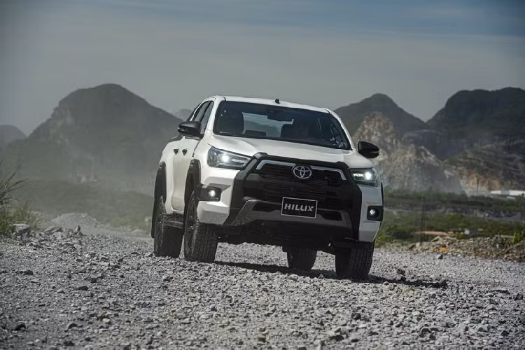  1. Toyota Hilux Đây là chiếc xe được Autocar đánh giá cao ở tính linh hoạt, bền bỉ và dễ điều khiển. Ngoài ra, bán tải Toyota Hilux còn có khả năng chuyên chở vượt xa so với một số đối thủ. Ở thế hệ mới, Hilux đã được cải tiến lại khung gầm, ngoại hình, nội thất cùng khả năng vận hành.