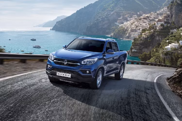  4. SsangYong Musso SsangYong Musso có một ngoại hình kém hấp dẫn hơn các đối thủ vì có vóc dáng hầm hố, cơ bắp nhưng lại “thô”. Bù lại chiếc bán tải sở hữu khối động cơ 2.2L, công suất 181 mã lực và mô-men xoắn 400 Nm mạnh hơn nhiều so với các mẫu xe có cùng dung tích động cơ. Bên cạnh đó, điểm mạnh của SsangYong Musso còn nằm ở khả năng vào cua chắc chắn với độ bám tốt, vô lăng khá nhẹ dễ điều khiển và khả năng tải ấn tượng.