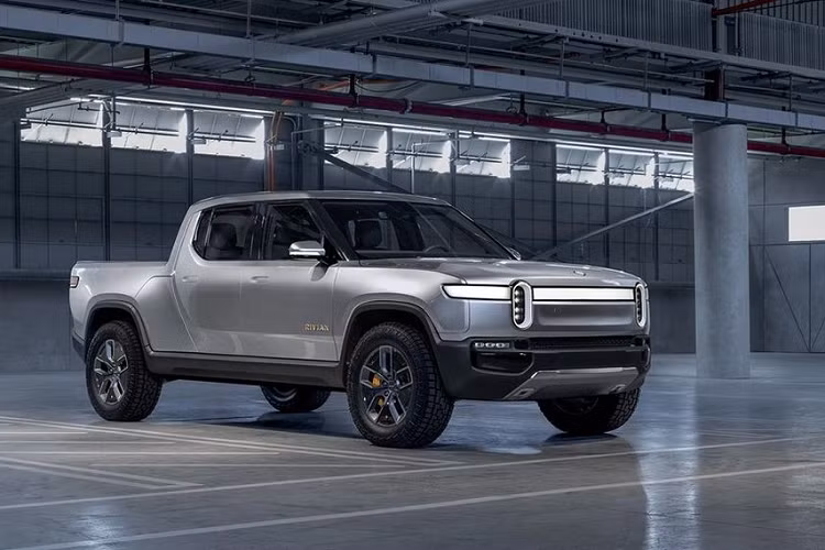  9. Rivian R1T Chiếc bán tải điện Rivian R1T đầu tiên đã được xuất xưởng vào đầu tháng 9 và những chiếc xe đầu tiên sẽ được giao tới khách hàng vào đầu năm sau. Giống các mẫu bán tải khác trên thị trường, Rivian R1T sở hữu ca-bin kép với 5 chỗ ngồi và thùng tải phía sau. Rivian đưa tới cho khách hàng của R1T ba sự lựa chọn về pin bao gồm 150 kWh, 130 kWh và 180 kWh, tương ứng với phạm vi hoạt động tối đa 370 km, 482 km và 643 km trong mỗi lần sạc đầy. Tại Mỹ, Rivian R1T được bán với giá 73.000 USD (~1,6 tỷ VNĐ), cạnh tranh trực tiếp với Ford F-150 Lightning và Tesla Cypertruck trong nhóm xe bán tải chạy điện.