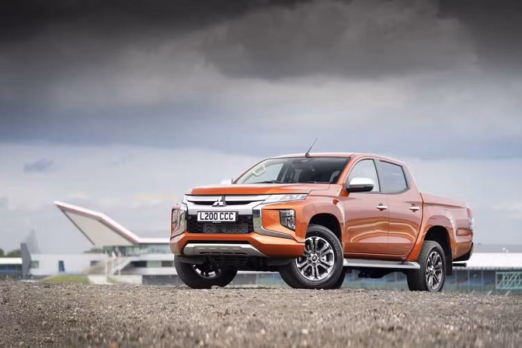 Mitsubishi L200 được cung cấp 5 phiên bản tại thị trường Việt Nam với giá bán dao động từ 600 - 865 triệu VNĐ. Đây là mẫu xe xếp thứ 3 trong phân khúc bán tải, sau Ford Ranger và Toyota Hilux tại dải đất hình chữ S.