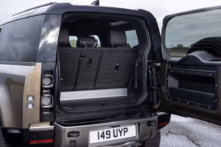 Tại vùng cao nguyên Scotland khô hạn thuộc chương trình thử nghiệm địa hình Land Rover Experience, chiếc Defender 90 “thấp bé” này nhanh chóng chứng tỏ được khả năng chinh phục mọi thử thách được đưa ra. Với góc tới và góc thoát lần lượt là 37.5 và 40 độ, không có gì đáng ngạc nhiên khi Land Rover Defender 90 lại có khả năng cơ động vượt địa hình ấn tượng đến vậy. 
