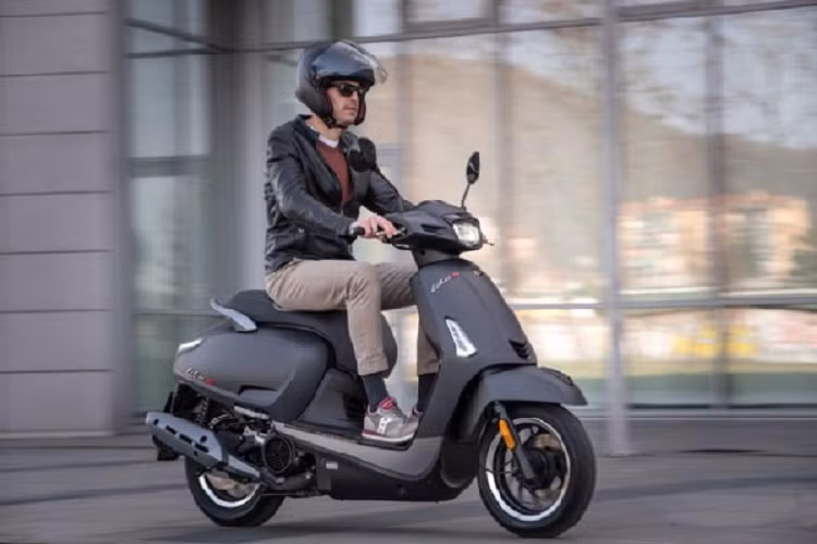Mới đây, hãng xe Đài Loan Kymco vừa chính thức cho ra mắt một mẫu xe mới mang tên Kymco Like Sport 125 2021 mới. Theo đó, mẫu xe này được thiết kế rất gọn gàng và mang một số nét đẹp vuông vắn giống như những mẫu xe Lambretta hiện đại. Thế nhưng, mẫu xe này lại được công bố với mức giá giật mình tại Châu Âu.