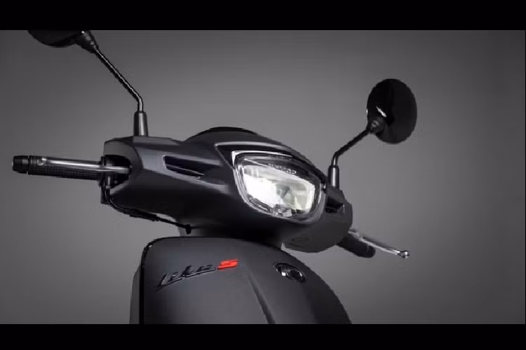 Mẫu xe ga Kymco Like Sport 125 thế hệ mới sở hữu dàn áo màu đen nhám khá lì lợm và đẹp mắt, cho vẻ đẹp trẻ trung hơn các màu còn lại của dòng xe.