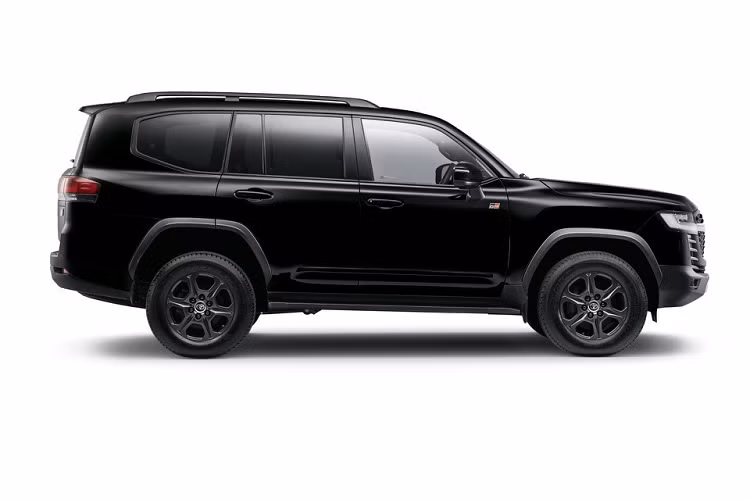 Là thành viên mới trong dòng xe thể thao GR Sport của thương hiệu "thiện lành", sau Yaris GR Sport, Toyota Land Cruiser 300 GR-S 2022 mới sở hữu một số điểm nhấn khác biệt về thiết kế so với bản thường. Điều này được thể hiện rõ qua phần đầu xe với lưới tản nhiệt hoàn toàn mới, không đi kèm các nan nằm ngang như bản thường. Thay vào đó, Toyota Land Cruiser 300 GR-S 2022 được trang bị lưới tản nhiệt màu đen với mắt lưới hình tổ ong.