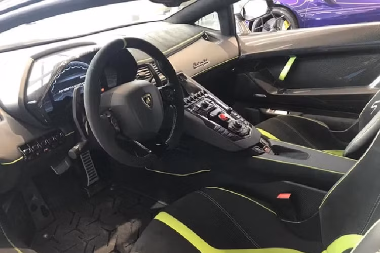 Siêu xe giới hạn Lamborghini Aventador SVJ được trang bị khối động cơ V12, hút khí tự nhiên, dung tích 6.5 lít, tạo ra công suất tối đa 770 mã lực và mô-men xoắn cực đại là 720 Nm.