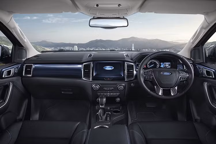 mẫu xe SUV Ford Everest Sport được định vị là phiên bản thể thao nằm giữa hai bản Ambiente và Titanium. Chính vì vậy, phiên bản này sẽ mang một vài khác biệt như đối với khu vực ngoại thất, các chi tiết gồm mặt ca-lăng, cản trước/sau, giá nóc, gương chiếu hậu, mâm xe 20 inch đều được sơn màu đen. Kèm theo đó, phiên bản Sport cũng được trang bị hệ thống đèn chiếu sáng dạng Bi-LED như bản Titanium.