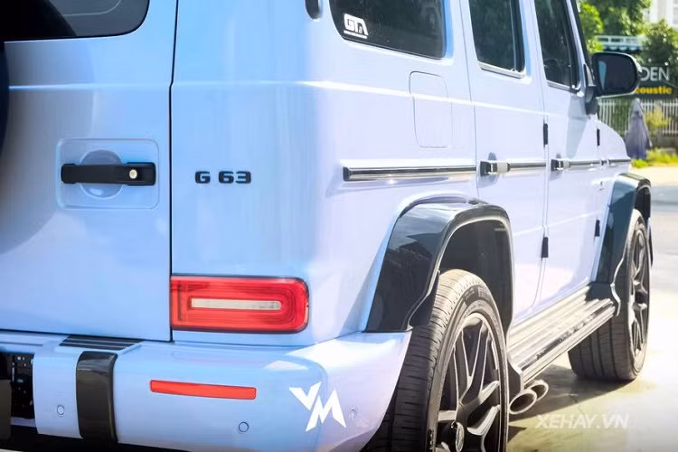 Cụ thể, chiếc Mercedes-AMG G63 trong bài được chủ nhân trang bị thêm gói độ Hofele với phong cách việt dã, bụi bặm và mang chất off-road hơn. Những thay đổi có thể kể tới của bản độ này gồm bổ sung tấm cản va phía trước đầu xe, thêm tấm ốp hộc bánh xe trước/sau và logo mới thay thế cho logo Ngôi sao ba cánh thường thấy... Các chi tiết này đều được sơn một màu đen nhằm tạo điểm nhấn.