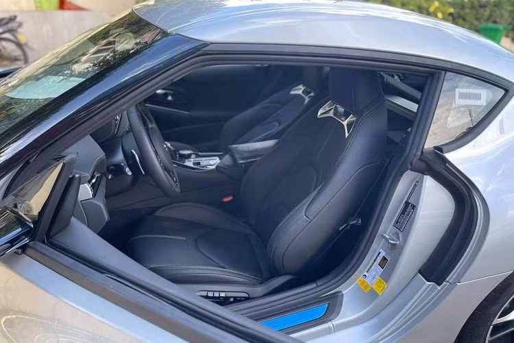 Mức giá xe Toyota GR Supra 2021 thế hệ mới tại Việt Nam dự đoán khoảng gần 6 tỷ đồng. Tại thị trường Mỹ xe được bán ra từ 49.990 USD (khoảng 1,13 tỷ đồng) cho bản tiêu chuẩn, bản Premium sẽ có giá 53.990 USD (tương đương 1,23 tỷ đồng) và cuối cùng là bản Launch Edition có giá bán lên đến 55.250 USD (khoảng 1,26 tỷ đồng).