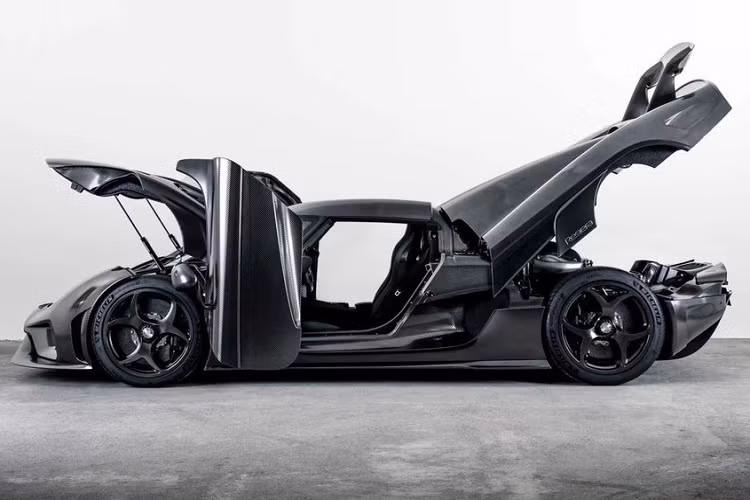 Koenigsegg Regera có hệ dẫn động hybrid với máy xăng V8, Biturbo, dung tích 5.0 lít và 3 mô-tơ điện cho ra tổng công suất lên đến 1.500 mã lực và mô-men xoắn cực đại 2.000 Nm.