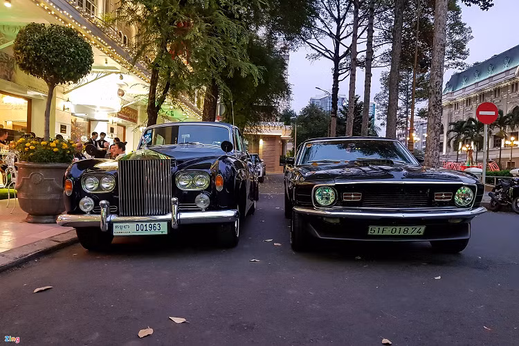 Rolls-Royce Silver Cloud III chia sẻ nhiều công nghệ với dòng xe Bentley S3 đời 1962. Khác biệt lớn nhất so với phiên bản Silver Cloud I và II là Silver Cloud III sở hữu cặp đèn kép. 