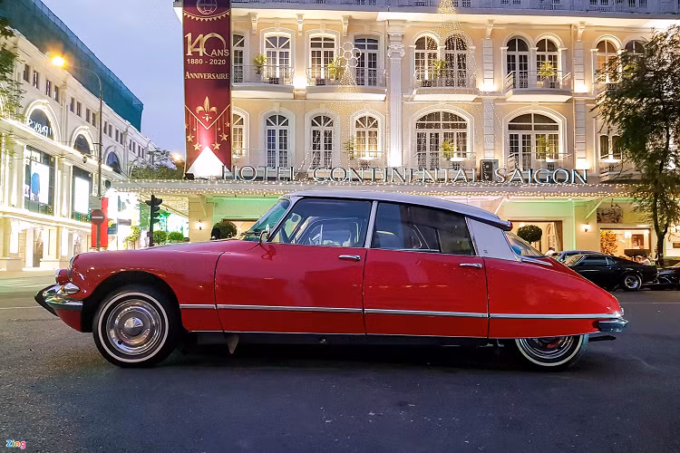 Xế cổ Citroen DS gây ấn tượng mạnh với thiết kế bánh sau nằm ẩn bên trong thân. Đặc biệt, để có thể di chuyển được trên phố, xe phải sử dụng hệ thống treo thủy khí nén để tăng khoảng sáng gầm.