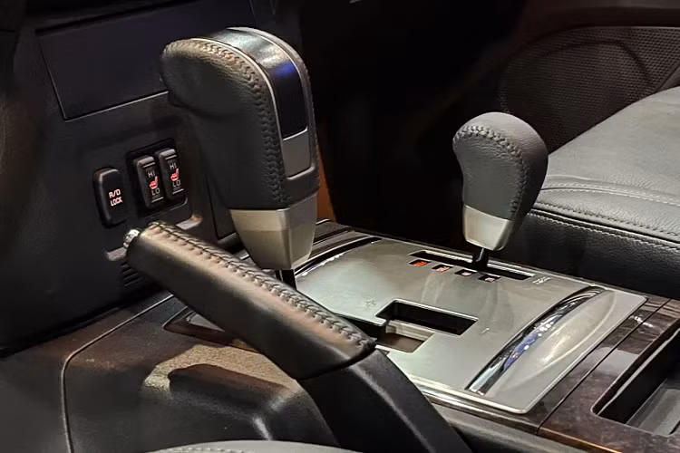 Ngoài ra, Mitsubishi Pajero có khả năng lội nước 700mm. Bên cạnh góc tiếp cận, góc thoát, góc vượt đỉnh dốc lớn giúp mẫu xe này mang khả năng di chuyển tốt trên mọi loại địa hình. Mitsubishi Pajero sở hữu nội thất mang nhiều tiện nghi gồm ghế Da, hàng ghế trước chỉnh điện và có cả sưởi ghế, hệ thống điều hòa tự động, đồng hồ đa thông tin, nút chỉnh âm thanh trên vô lăng, hệ thống âm thanh 12 loa Rockford công suất 860W.