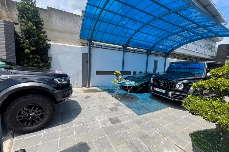 Sau khi bán đi mẫu xe SUV hạng sang Mercedes-AMG G63, chủ vườn lan đột biến ở Củ Chi còn lại các mẫu xe trong garage như Ford Ranger Raptor, Bentley Flying Spur First Edition, hay bộ siêu xe vạn người mê là McLaren 765LT, Lamborghini Aventdor SVJ và Ferrari SF90 Stradale.