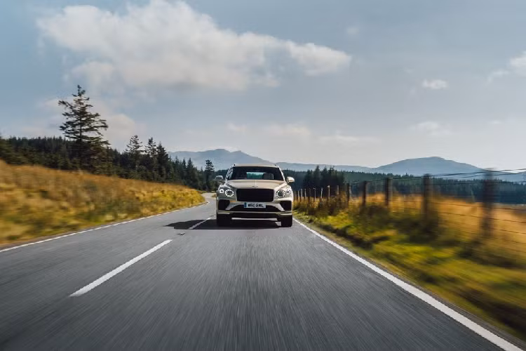 Bentley dat doanh so ky luc, hon 7.000 xe trong nua dau 2021-Hinh-3