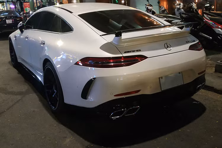 Trên Mercedes-AMG GT 63S thế hệ mới, hệ thống đèn pha Multibeam-LED là trang bị dạng tiêu chuẩn. Kết hợp với đó, mẫu xe này sử dụng hệ thống cánh gió loại cố định thay vì đóng/mở tự động như trên bản GT 53.