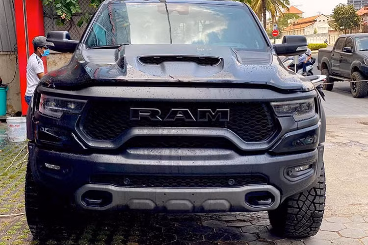 Giảm xóc chủ động này chính là món đồ chơi mà Ram trang bị cho 1500 TRX 2021, nhằm cạnh tranh, đối đầu với giảm xóc FOX Racing Shox Live-Valve mà hãng FOX đã cùng với Ford Performance hợp tác phát triển cho F-150 Raptor. Đây còn là một cuộc chơi giữa hai thương hiệu giảm xóc Bilstein và FOX Racing!