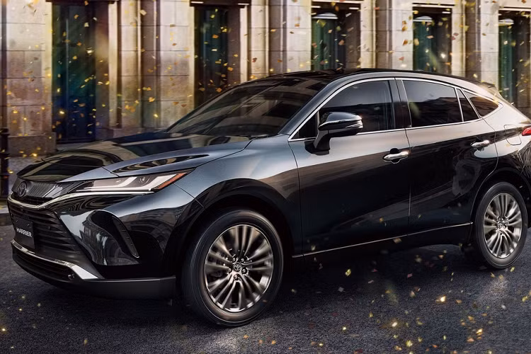 Sau 7 tháng ra mắt tại quê nhà Nhật Bản, Toyota Harrier 2021 được giới thiệu lần đầu tại Đông Nam Á. Mẫu xe này được biết đến với tên gọi Toyota Venza 2021 mới tại thị trường Mỹ và từng được mang về Việt Nam trong giai đoạn 2010-2015.