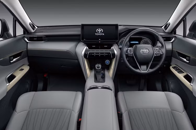 Ở bên trong, Toyota Venza tại Singapore có bảng điều khiển trung tâm thiết kế hình kim cương, hệ thống thông tin giải trí sử dụng màn hình cảm ứng 8 inch (12,3 inch ở Nhật Bản) tương thích Apple CarPlay/Android Auto và bản đồ định vị.