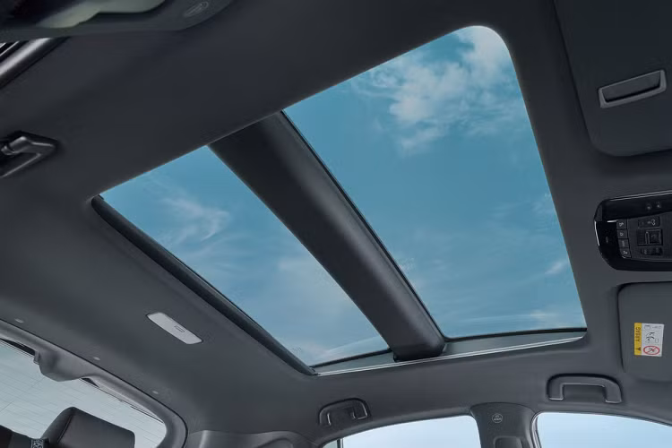 Xe được trang bị dàn âm thanh cao cấp 6 loa, màn hình HUD 10,5 inch, đề nổ bằng nút bấm, điều hòa tự động 2 vùng, ghế lái chỉnh điện 8 hướng, kính hậu chống chói, sạc không dây chuẩn Qi, camera lùi và tính năng đá cốp. Giá xe Toyota Venza 2021 tại thị trường Singapore bán ra từ 120.900 USD đến 130.700 USD.