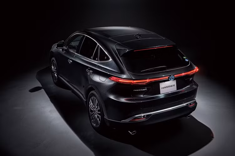 Singapore là quốc gia đầu tiên ở Đông Nam Á phân phối chính hãng mẫu SUV cao cấp Toyota Venza này. Venza 2021 có 3 phiên bản là Elegance, Premium và Luxury. Trong đó, bản Premium chưa có giá chính thức, 2 bản còn lại có giá lần lượt là 120.900 USD và 130.700 USD.