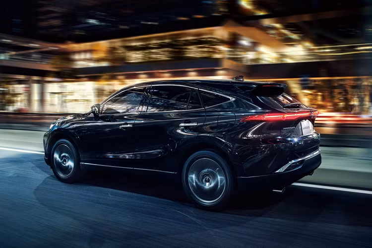 Toyota Venza thế hệ thứ 4 sử dụng hệ khung gầm TNGA (GA-K), được chia sẻ từ Camry và RAV4. Hệ thống treo vẫn là loại MacPherson ở phía trước và tay đòn kép ở phía sau nhưng được tối ưu hóa độ cứng và độ cân bằng. Trong khi đó, giảm chấn được làm êm ái hơn.