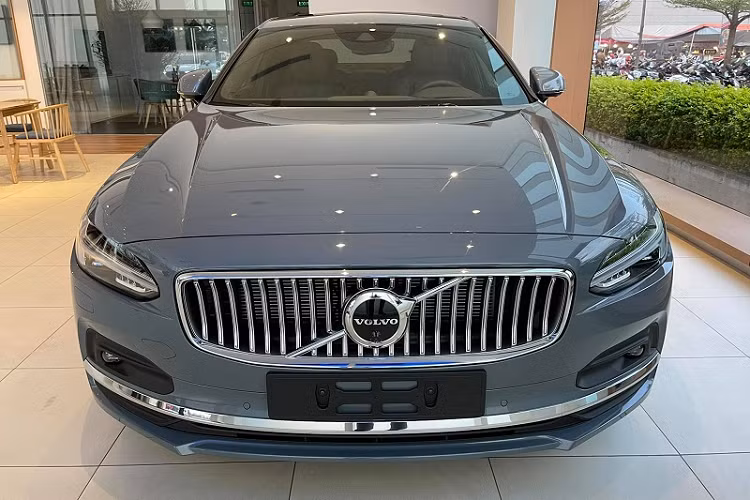 Được định vị trong phân khúc sedan hạng sang cỡ trung, tại thị trường Việt Nam, với mức giá xe Volvo S90 2021 từ hơn 2 tỷ đồng - nó sẽ phải cạnh tranh trực tiếp với những cái tên lớn như Mercedes-Benz E-Class, Audi A6 và BMW 5-Series.
