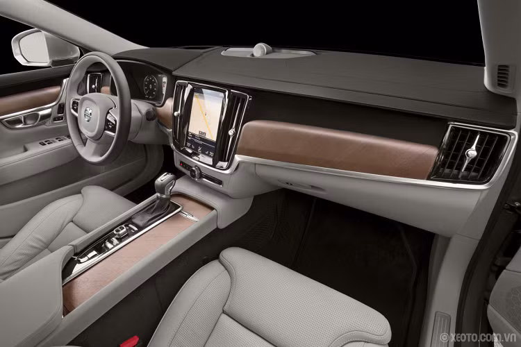 Tiến vào khoang cabin, Volvo S90 2021 nhận được nhiều nâng cấp và thay đổi rõ rệt hơn. Điển hình là hệ thống âm thanh với dàn loa Bowers &amp; Wilkins có khả năng hỗ trợ giảm tiếng ồn chủ động, hứa hẹn mang đến những trải nghiệm giải trí sống động và đỉnh cao hơn nữa. Tiếp đến là hệ thống điều hòa 4 vùng độc lập với kiểm soát chất lượng không khí, sạc điện thoại không dây và 2 cổng sạc USB-C mới dành cho hành khách ở hàng ghế phía sau.