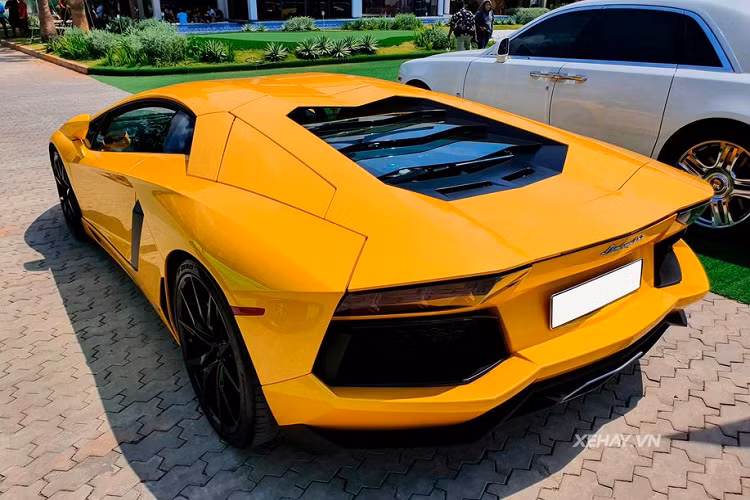 Về thiết kế, "siêu bò" Aventador được lấy cảm hứng từ những mẫu máy bay chiến đấu tàng hình của không quân Mỹ, đặc biệt từ hai chiếc F-117A Nighthawk và F-22 Raptor. Chính vì vậy, ngoài ngôn ngữ mang đậm nét Lamborghini ở các góc cạnh và đường thẳng xung quanh xe, Aventador còn toát lên vẻ gì đó rất tương lai và không giống bất cứ một mẫu xe nào trên đường khác. Ở phần đầu xe, siêu phẩm Aventador nổi bật hơn cả với cặp đèn chiếu sáng dạng Full-Led cùng tạo hình đèn ban ngày chữ Y đầy ấn tượng. 