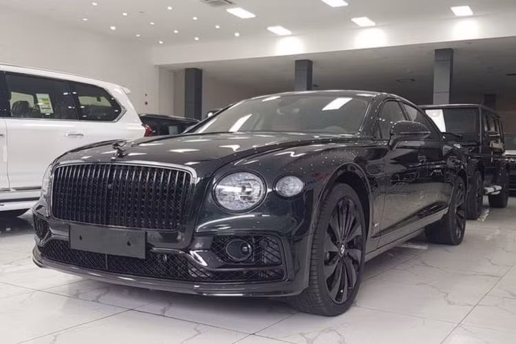 Một đơn vị nhập xe tư nhân lớn ở thủ đô Hà Nội đang rao bán một chiếc Bentley Flying Spur thế hệ mới, thuộc phiên bản First Edition. Một vài điểm nổi bật của chiếc xe này có thể kể tới như toàn bộ các chi tiết trang trí ở ngoại thất đều được sơn đen huyền bí, phong cách "Black Edition" hay cấu hình ghế chỉ 4 chỗ ngồi.