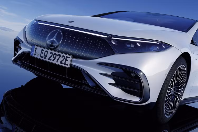 Ngoại thất của Mercedes-Benz EQS hướng tới phong cách futuristic với phần đầu xe được trang bị lưới tản nhiệt giả với tên gọi Black Pannel màu đen và có thể trang trí bằng những họa tiết ngôi sao 3 cánh không gian 3 chiều. Nằm ở 2 bên là cụm đèn pha Digital Light nối với nhau bằng dải đèn ở giữa, phần tay nắm cửa có thể thụt ra khi mở và đóng vào khi xe di chuyển, trang bị la-zăng là mâm hợp kim 19 inch và ngoài ra, kính cửa sổ của xe cũng được cách âm.