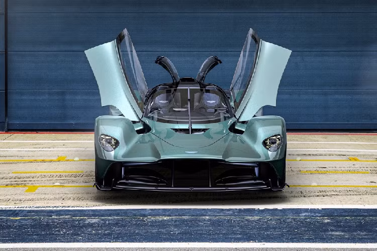  Aston Martin Valkyrie Spider 2021 mới là mẫu xe mui trần nhanh nhất từng được hãng xe đến từ Anh quốc sản xuất. Chiếc xe kế thừa nhiều công nghệ có trên những mẫu xe đua F1 từ đội Red Bull Racing.