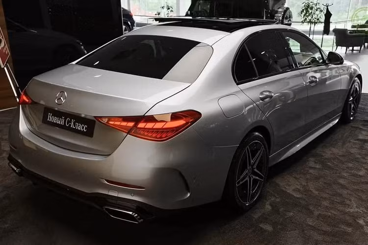 Lỡ hẹn ra mắt trong năm nay, Mercedes-Benz C-Class thế hệ mới (W206) sẽ được ra mắt tại thị trường Việt vào năm sau. Mercedes-Benz C-Class thế hệ mới hứa hẹn sẽ khuấy đảo phân khúc sedan hạng sang cỡ nhỏ, đối đầu trực tiếp với các mẫu xe như Lexus IS, BMW 3 Series và Audi A4. Hiện tại, các đại lý của Mercedes-Benz Việt Nam đã bắt đầu nhận đặt cọc C-Class thế hệ mới, giao xe vào đầu năm sau.