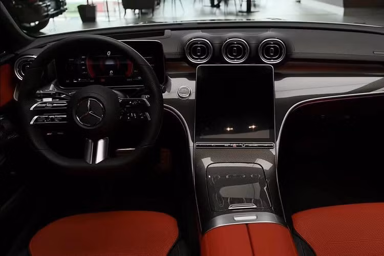 Bước sang thế hệ mới, C-Class nhận nhiều nâng cấp mới, nội thất ngập tràn màn hình như S-Class 2022. Cụ thể, xe sử dụng màn hình hỗ trợ lái 12,3 inch, màn hình giải trí trung tâm kích thước 11,9 inch nằm dọc, tích hợp hệ thống MBUX mới nhất.