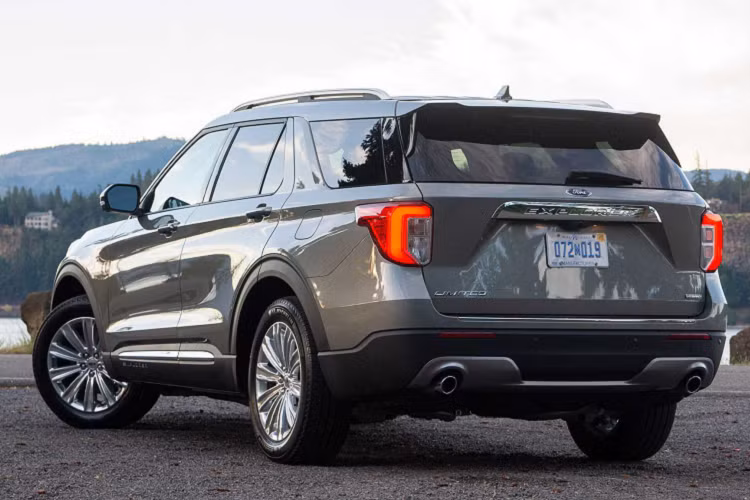 Tương tự thế hệ cũ, Ford Việt Nam sẽ phân phối Explorer thế hệ thứ 6 hoàn toàn mới, nhập khẩu trực tiếp từ Mỹ. Xe được phân phối phiên bản “Limited” sử dụng động cơ 4cyl dung tích 2.3L tăng áp EcoBoost 2.3L cho công suất tối đa 300 mã lực + 420Nm.