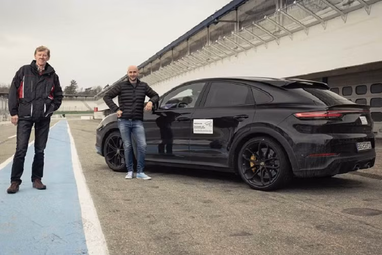 Như vậy, Lamborghini Urus và Audi RS Q8 sẽ không phải là những đối thủ duy nhất, phiên bản mới Porsche Cayenne Turbo Coupe 2022 còn phải đối đầu trực tiếp với Bentley Bentayga sử dụng động cơ W12 6.0L lớn hơn cho công suất tối đa 626 mã lực