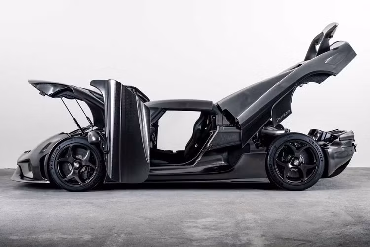 Là một cực phẩm đúng nghĩa, do đó, Regera cũng chỉ được sản xuất giới hạn 80 chiếc trên toàn thế giới với trang bị động cơ là loại V8 5.0L, kết hợp với 3 mô-tơ điện bổ sung, sản sinh ra tổng công suất tối đa lên tới hơn 1.500 mã lực, cho phép xe tăng tốc từ 0 - 100 km/h trong 2,8 giây, 150 - 250 km/h trong 3,2 giây, từ 0 - 400 km/h chỉ 20 giây trước khi chạm ngưỡng tối đa khoảng 400 km/h.