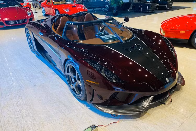 Ngoài ra, Regera còn là một chiếc xe không sử dụng hộp số truyền thống. Cơ cấu chuyển số trên xe dựa theo cấu trúc truyền động trực tiếp có tên gọi Direct Drive giúp giảm 50% năng lượng bị thất thoát so với các loại hộp số thông thường.