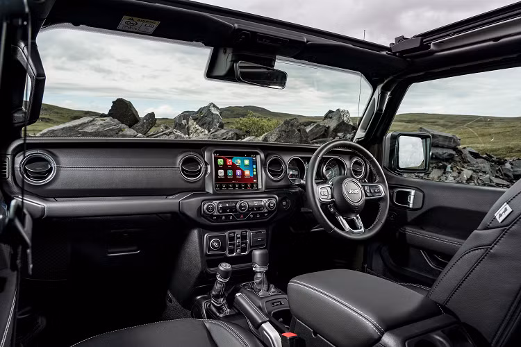 Bước vào khoang lái, Wrangler 80th Anniversary Edition có ghế ngồi và bảng táp-lô bọc da đen kết hợp cùng đường chỉ khâu màu trắng tương phản, huy hiệu kỷ niệm phiên bản này cũng được tìm thấy ở khoang nội thất xe. Bên dưới được lót thảm sàn thương hiệu Berber.