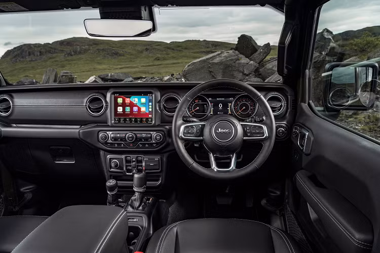 Hệ thống giải trí trên xe là màn hình giải trí UConnect 8,4 inch hỗ trợ Apple Carplay/Android Auto, Wrangler 80th Anniversary Edition được trang bị dàn âm thanh Alpine 9 loa kết hợp cùng một loa siêu trầm 552 W.