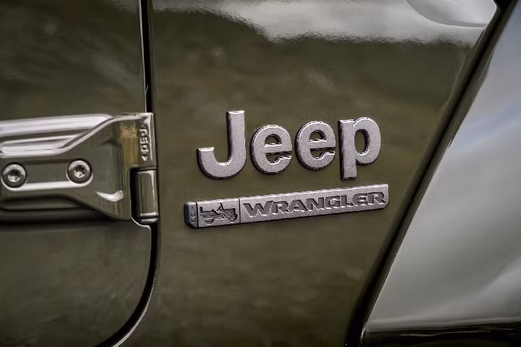 Bên cạnh màu sắc độc đáo, Wrangler 80th Anniversary Edition cũng có thêm huy hiệu đặc biệt gắn gần vòm bánh trước.