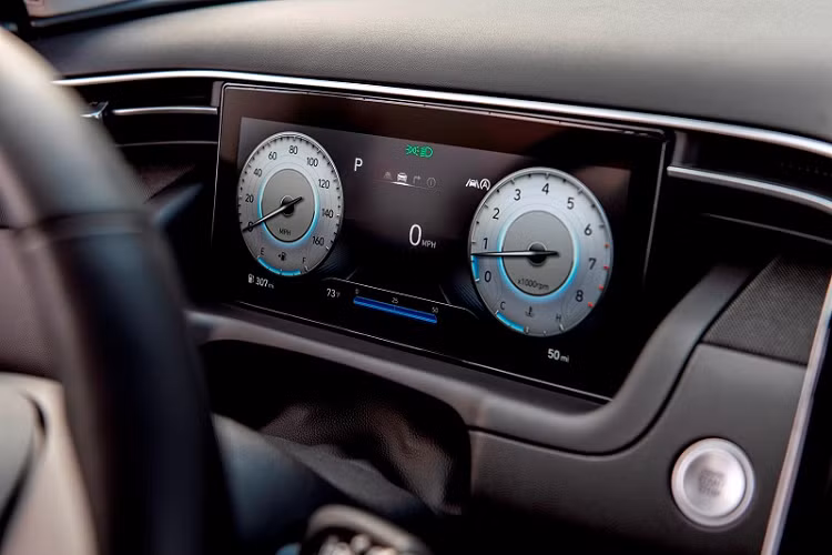 Ngoài ra, Hyundai Tucson 2022 còn có sẵn với phiên bản hybrid sử dụng động cơ xăng tăng áp 1.6L kết hợp cùng mô-tơ điện 44.2 kW và bộ pin 1.48 kWh cho ra tổng công suất ước tính là 226 mã lực và momen xoắn cực đại 350 Nm. Sức mạnh được truyền đến các bánh xe thông qua hộp số tự động 6 cấp. So sánh với cấu hình động cơ xăng Smartstream 2.5L, Hyundai cho biết phiên bản hybrid này có khả năng tiết kiệm nhiên liệu hiệu quả hơn đến 30% và cung cấp phạm vi di chuyển 500 dặm (khoảng 805 km) khi đầy bình.