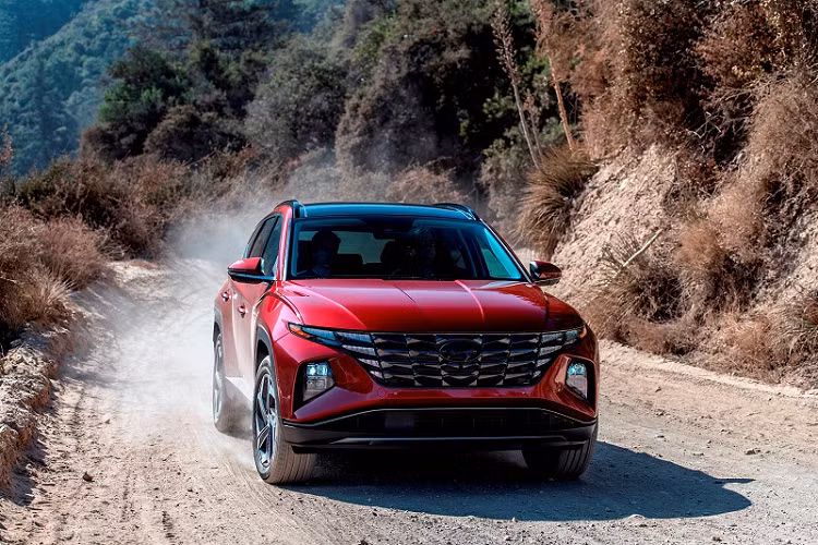 Phân khúc SUV/Crossover cỡ nhỏ đang là phân khúc bán chạy nhất trong ngành công nghiệp sản xuất ôtô hiện nay, với những cái tên nổi bật như Honda CR-V, Nissan Rogue và Toyota RAV4. Việc vắng mặt trong danh sách được đề cử của phân khúc SUV/Crossover quả là một thiếu sót lớn, nhưng Hyundai cho biết họ đã sẵn sàng tung ra một sản phẩm mới hứa hẹn sẽ khiến khách hàng phải trầm trồ. Hyundai Tucson 2022 mới được giới thiệu với tư cách mẫu xe mới nhất sở hữu ngôn ngữ thiết kế thể thao gợi cảm Sensuous Sportiness của hãng xe Hàn Quốc.