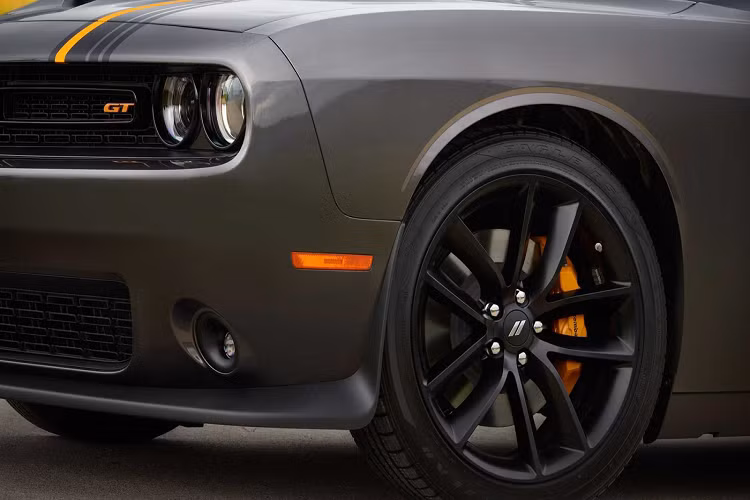 Gói SRT Black có sẵn cho Charger và Challenger ở các phiên bản SRT Hellcat và SRT Hellcat Redeye. Gói trang bị này đem tới các chi tiết màu đen hầm hố ở ngoại thất của xe, khiến hai mẫu xe này trở nên dữ dằn hơn so với nguyên bản. Trước đây, Dodge Durango từng sở hữu gói tùy chọn tương tự cho phiên bản Durango SRT 392. 