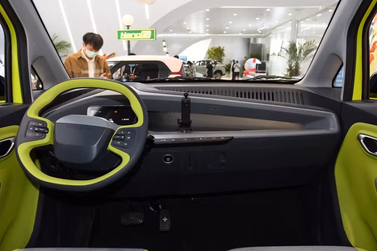 "Trái tim" của Wuling NanoEV Disney Zootopia là mô-tơ điện nam châm vĩnh cửu với công suất tối đa 24 kW (32 mã lực) và mô-men xoắn cực đại 85 Nm. Mô-tơ kết hợp với cụm pin 28 kWh, cho phép xe chạy được 305 km sau khi sạc đầy pin. 